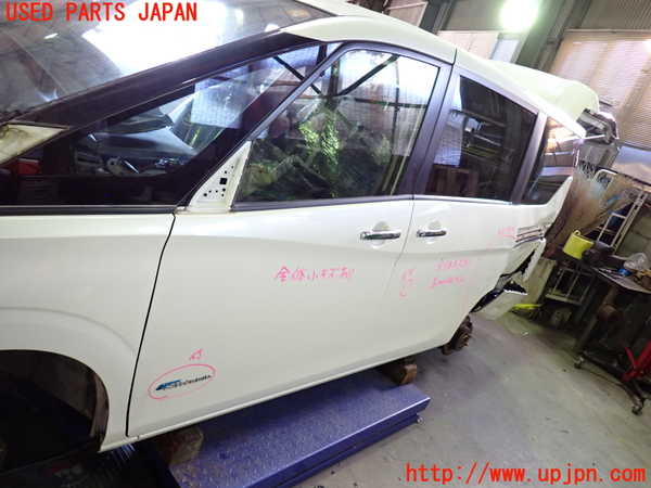 1UPJ-9235081260]セレナ(GC27)左前ドア 中古_3