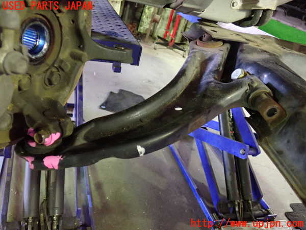 1UPJ-9235084290]セレナ(GC27)右フロントナックルハブ 中古_2