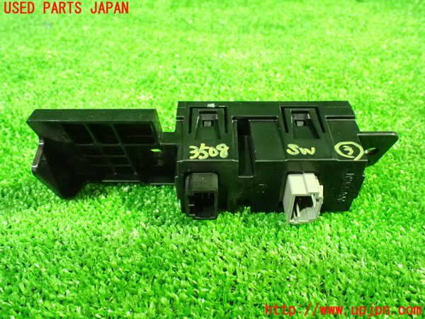 1UPJ-9235086308]セレナ(GC27)スイッチ3 中古_2