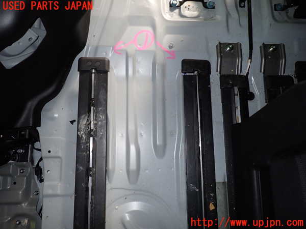 1UPJ-9235087496]セレナ(GC27)シートレール①1 中古_2