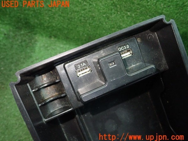 3UPJ=9235110652]ハリアー(MXUA80)社外 センターコンソールボックス  センターコンソールボックストレイ USBポート ライト付き 中古_4