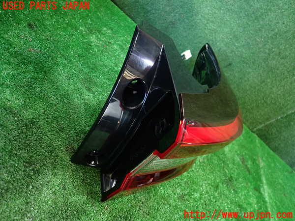 1UPJ-9235151530]ロッキー(ROCKY) ハイブリッド(A202S)右テールランプ 中古_2