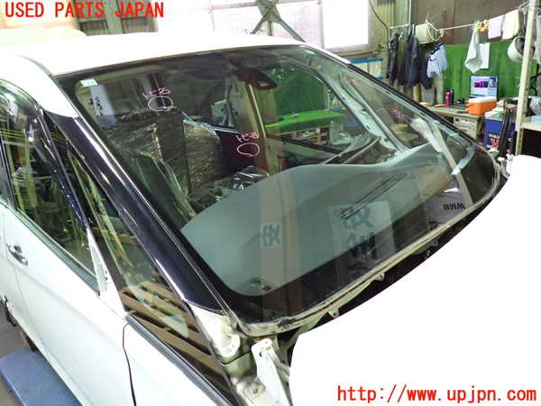 1UPJ-9235171195]セレナ(GFC27)フロントガラス 中古_2