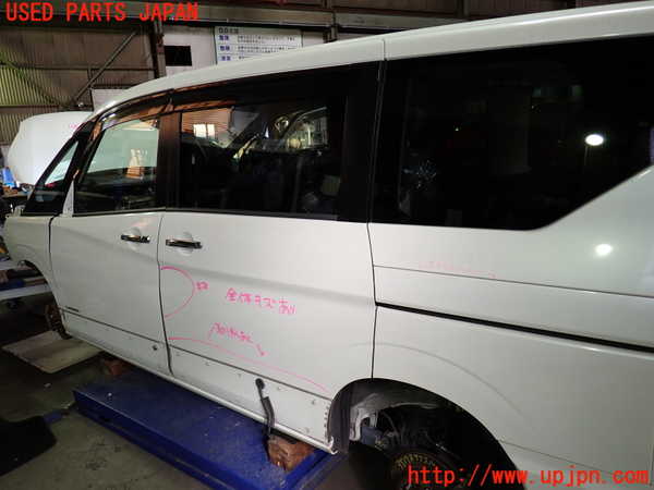 1UPJ-9235171320]セレナ(GFC27)左後ドア 中古_3