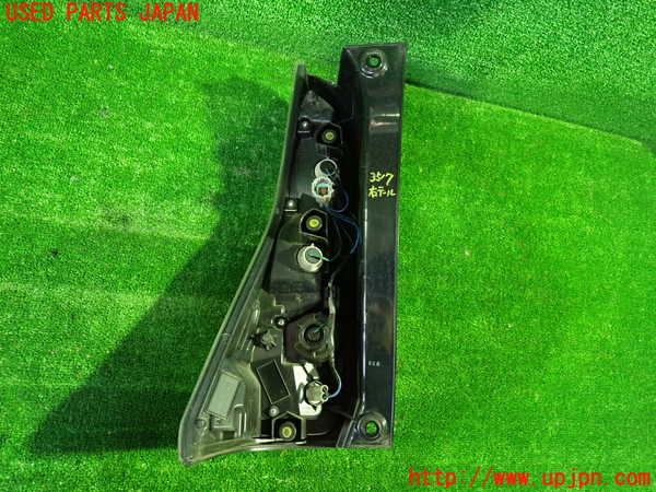 1UPJ-9235171530]セレナ(GFC27)右テールランプ 中古_2