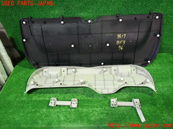 1UPJ-9235171578]セレナ(GFC27)バックドア内張り 中古_2