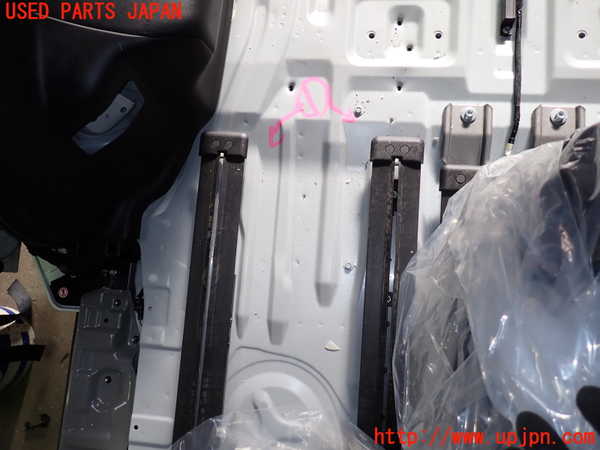 1UPJ-9235177496]セレナ(GFC27)シートレール①1 中古_2