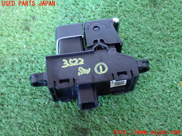 2UPJ-9235226306]CX-5(KF2P)スイッチ1 (電動パーキングブレーキ、AUTO HOLD) 中古_2