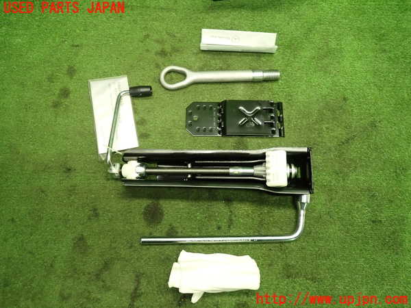 1UPJ-9235287805]ベンツ E300(212055C)(212)車載工具 中古_2