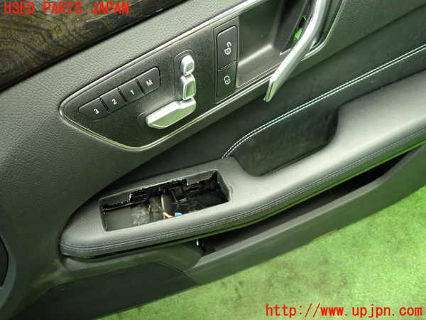 1UPJ-9235281234]ベンツ E300(212055C)(212)右前ドア内張り 中古_2
