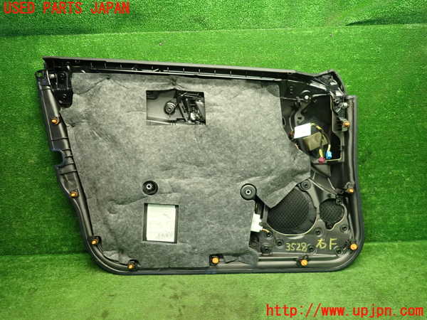 1UPJ-9235281234]ベンツ E300(212055C)(212)右前ドア内張り 中古_5