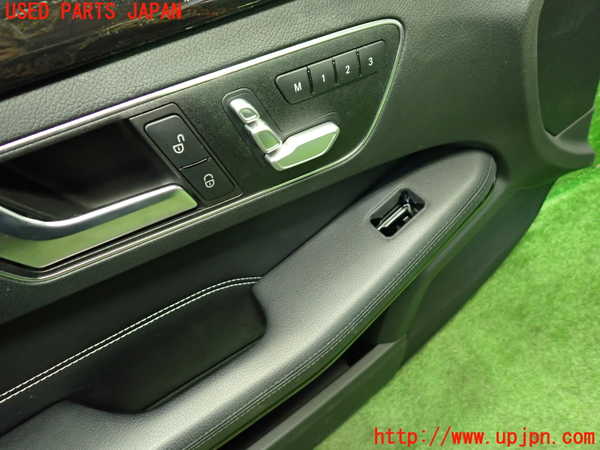 1UPJ-9235281264]ベンツ E300(212055C)(212)左前ドア内張り 中古_2