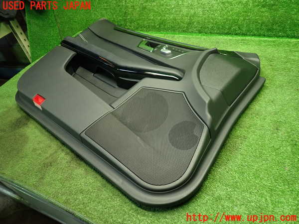 1UPJ-9235281264]ベンツ E300(212055C)(212)左前ドア内張り 中古_3