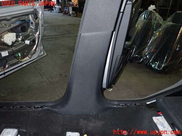 1UPJ-9235287665]ベンツ E300(212055C)(212)右センターピラートリム 中古_3