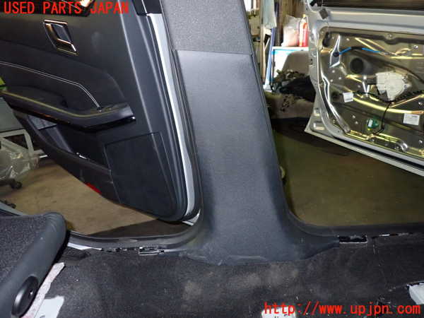 1UPJ-9235287670]ベンツ E300(212055C)(212)左センターピラートリム 中古_3