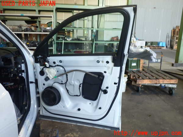 2UPJ-9235331230]アウディ・Q3(8UCPSF)右前ドア (ジャンク品) (43R-00082) 中古_4