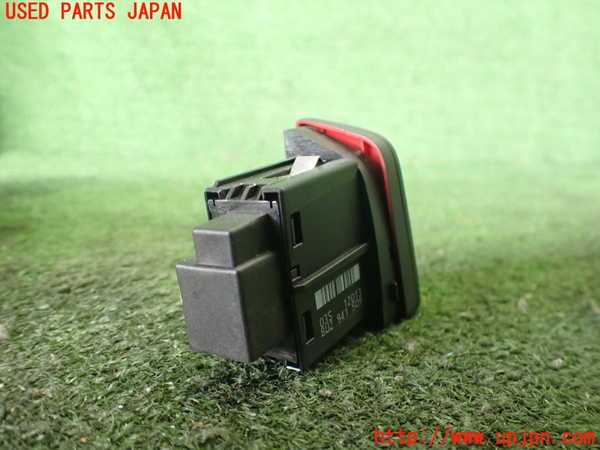 2UPJ-9235336290]アウディ・Q3(8UCPSF)ハザードスイッチ 中古_2