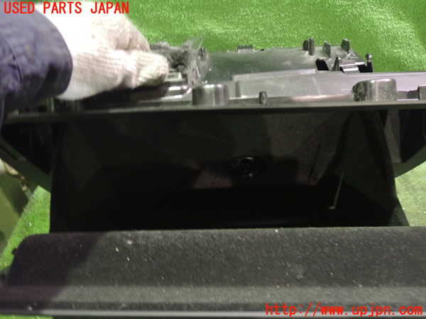 2UPJ-9235337516]アウディ・Q3(8UCPSF)グローブボックス1 中古_2