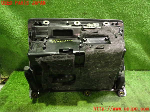 2UPJ-9235337516]アウディ・Q3(8UCPSF)グローブボックス1 中古_3