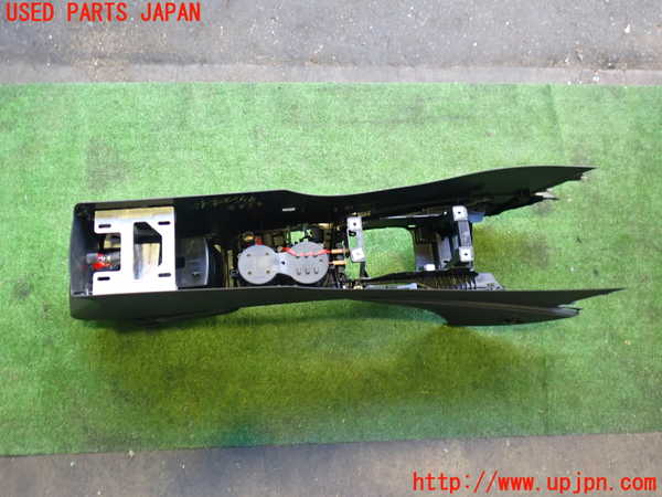 2UPJ-9235337540]アウディ・Q3(8UCPSF)センターコンソール 中古_5