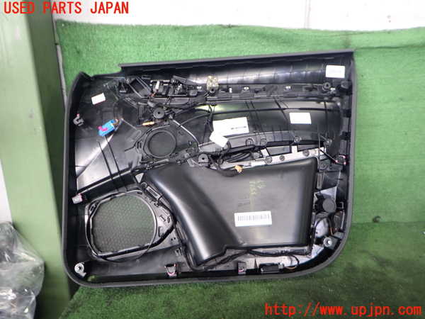 2UPJ-9235331264]アウディ・Q3(8UCPSF)左前ドア内張り (ジャンク品) 中古_2