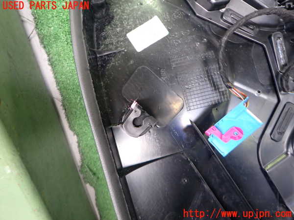2UPJ-9235331264]アウディ・Q3(8UCPSF)左前ドア内張り (ジャンク品) 中古_3