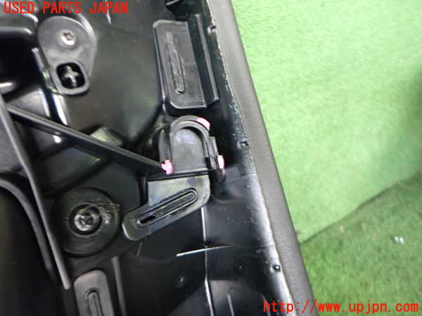 2UPJ-9235331264]アウディ・Q3(8UCPSF)左前ドア内張り (ジャンク品) 中古_5