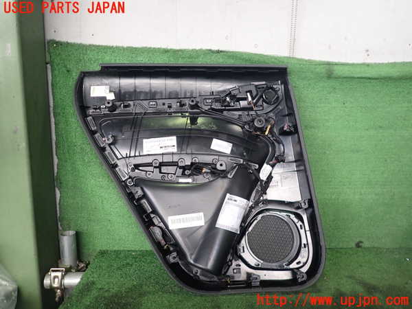 2UPJ-9235331294]アウディ・Q3(8UCPSF)右後ドア内張り (ジャンク品) 中古_2