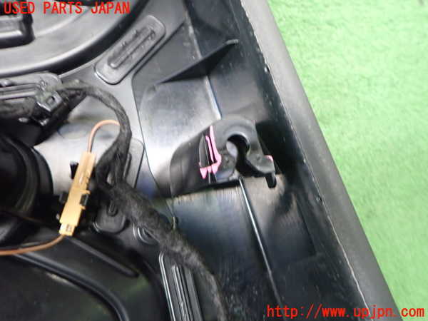 2UPJ-9235331294]アウディ・Q3(8UCPSF)右後ドア内張り (ジャンク品) 中古_3