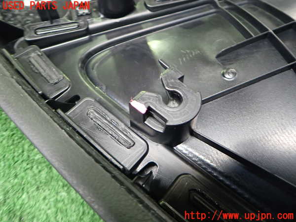 2UPJ-9235331294]アウディ・Q3(8UCPSF)右後ドア内張り (ジャンク品) 中古_4