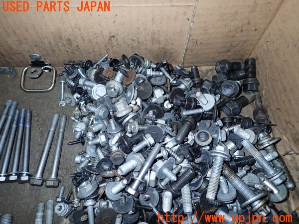 3UPJ=9235430720]BMW アクティブハイブリッド5(FZ35 F10)ネジ・ナット・ステー類 セット ジャンク_4