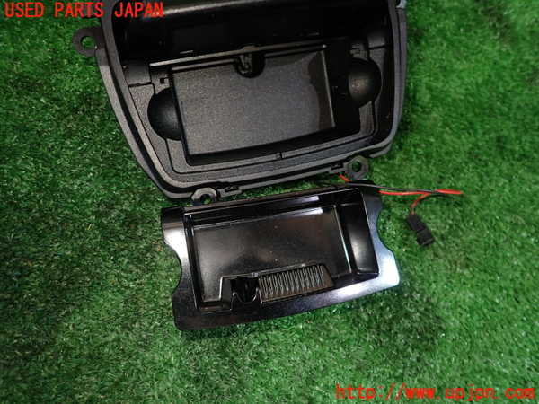 1UPJ-9235437821]BMW アクティブハイブリッド5(AH5) F10(FZ35)灰皿1 中古_4