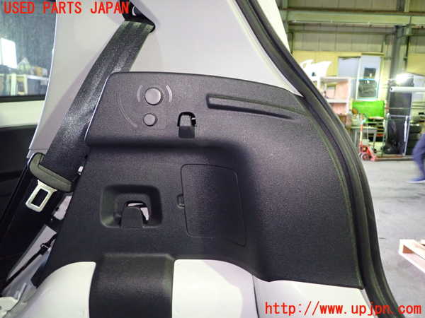 1UPJ-9235457675]VW up!(アップ)(AACHY)右リアピラートリム 中古_2