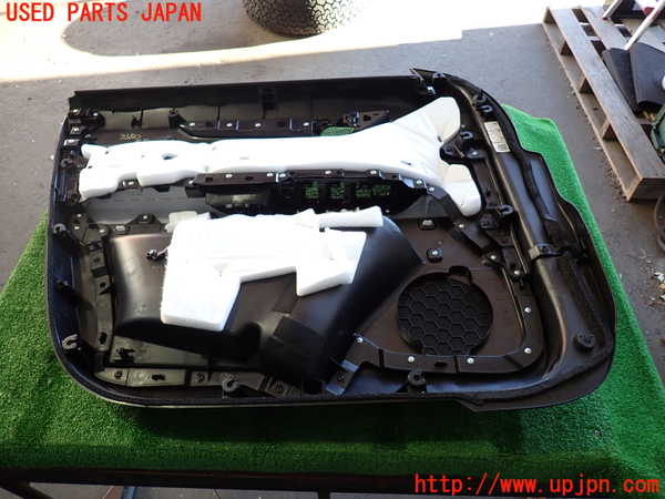 2UPJ-9235501234]CX-8(KG2P)右前ドア内張り 中古_4