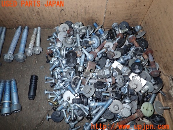 3UPJ=9235510720]ベンツ E240 ステーションワゴン(211261 S211)前期 ネジ・ナット・ステー類 セット ジャンク_4
