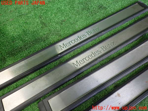 2UPJ-9235517740]ベンツ E240 ステーションワゴン(211261)(S211)スカッフプレート 中古_2