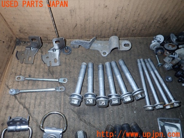 3UPJ=9235520720]BMW 320i(8A20 F30)ネジ・ナット・ステー類 セット ジャンク_2