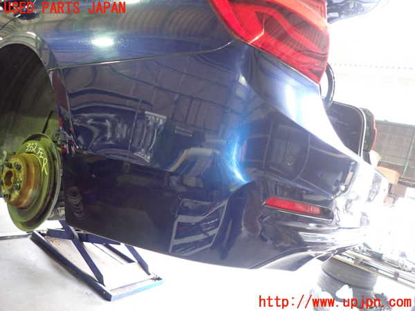 2UPJ-9235521610]BMW 320i(8A20)リアバンパー 中古 (F30)_2