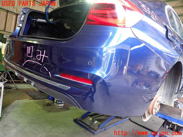 2UPJ-9235521610]BMW 320i(8A20)リアバンパー 中古 (F30)_3