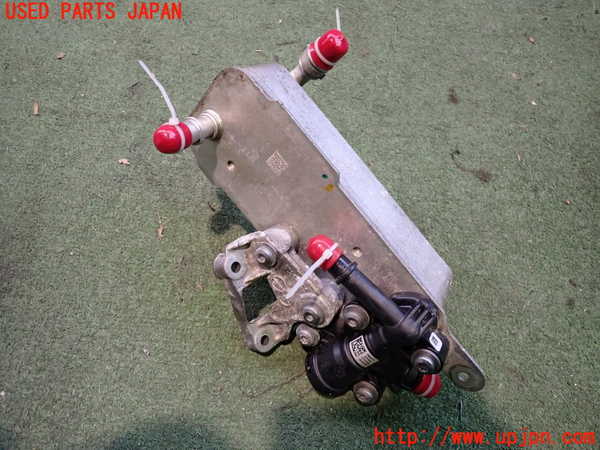 2UPJ-9235522482]BMW 320i(8A20)オイルクーラー2 中古 (F30)_2