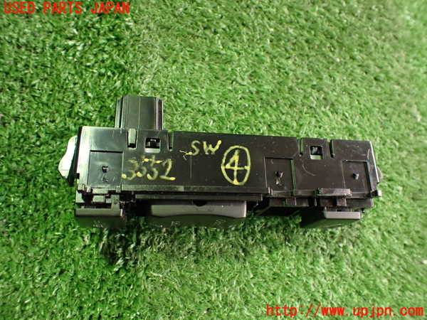 2UPJ-9235526309]BMW 320i(8A20)スイッチ4 (VSC OFF) (ジャンク品) 中古 (F30)_2