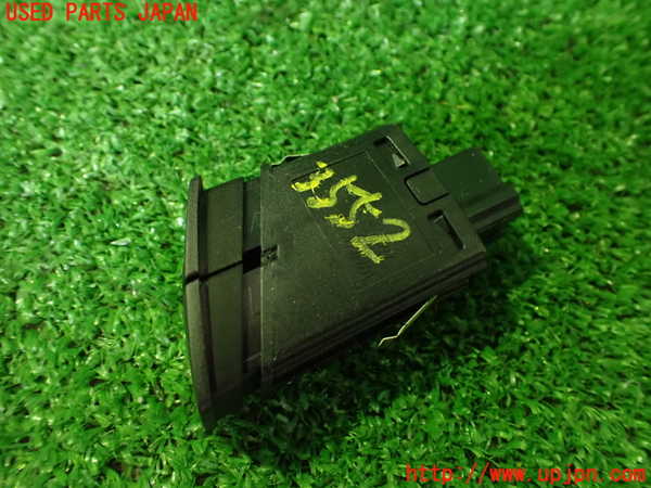 2UPJ-9235526290]BMW 320i(8A20)ハザードスイッチ 中古 (F30)_2