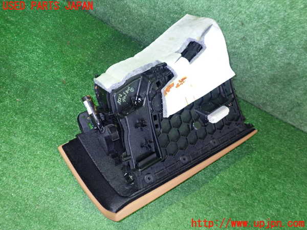 2UPJ-9235527516]BMW 320i(8A20)グローブボックス1 中古 (F30)_3