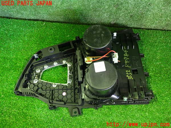 2UPJ-9235527810]BMW 320i(8A20)ドリンクホルダー 中古 (F30)_4