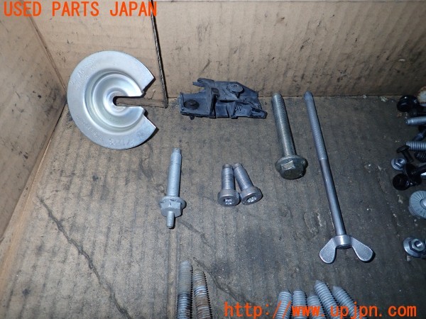 3UPJ=9235620720]アウディ Q3 2.0TFSIクワトロ211PS(8UCPSF)ネジ・ナット・ステー類 セット ジャンク_2