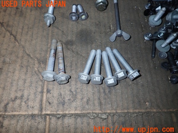 3UPJ=9235620720]アウディ Q3 2.0TFSIクワトロ211PS(8UCPSF)ネジ・ナット・ステー類 セット ジャンク_3