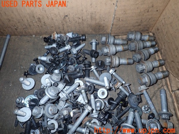 3UPJ=9235620720]アウディ Q3 2.0TFSIクワトロ211PS(8UCPSF)ネジ・ナット・ステー類 セット ジャンク_4