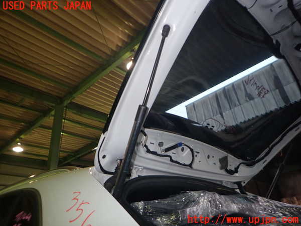 2UPJ-9235621584]アウディ・Q3(8UCPSF)リアゲートダンパー 中古_2