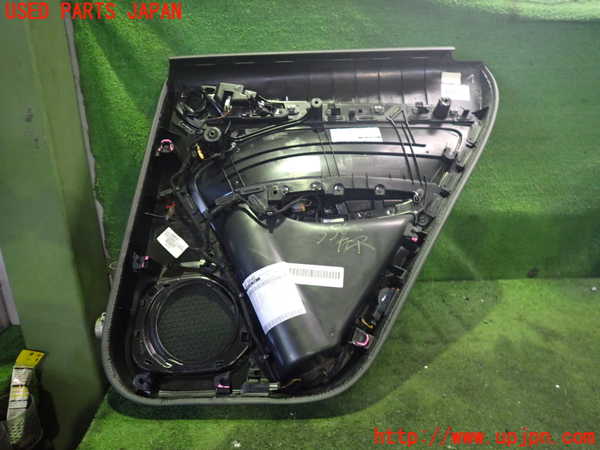 2UPJ-9235621324]アウディ・Q3(8UCPSF)左後ドア内張り 中古_3