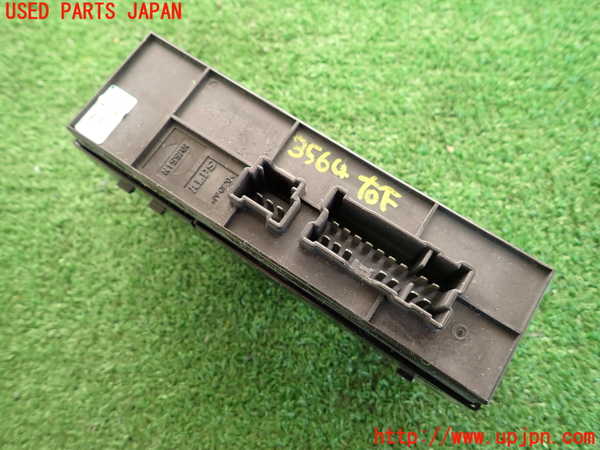 2UPJ-9235646240]ジューク NISMO(NF15)右前パワーウィンドウスイッチ 中古_2